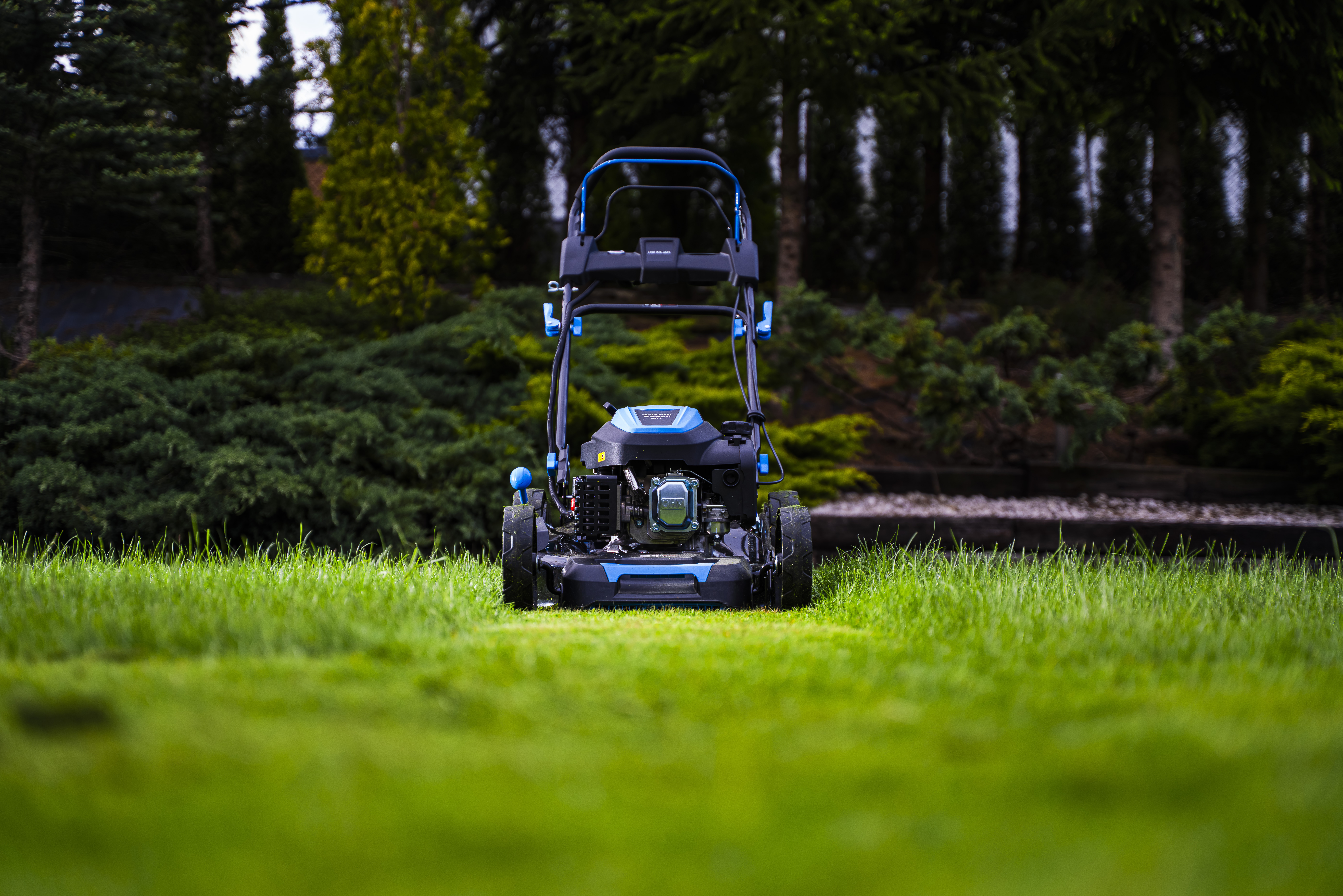 Mașina de tuns iarba Hexwelt în grădină