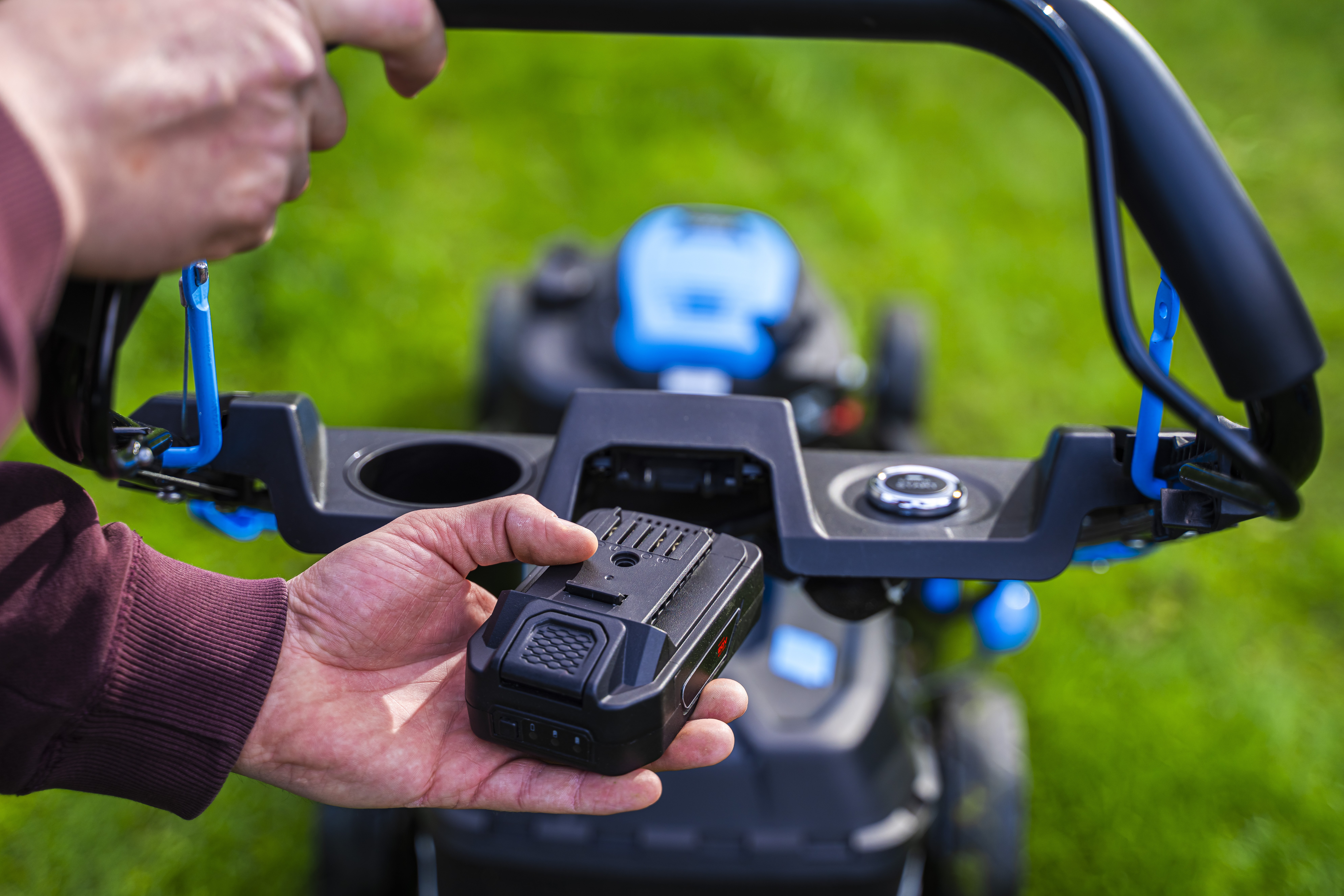 Bărbat cu mașina de tuns iarba Hexwelt