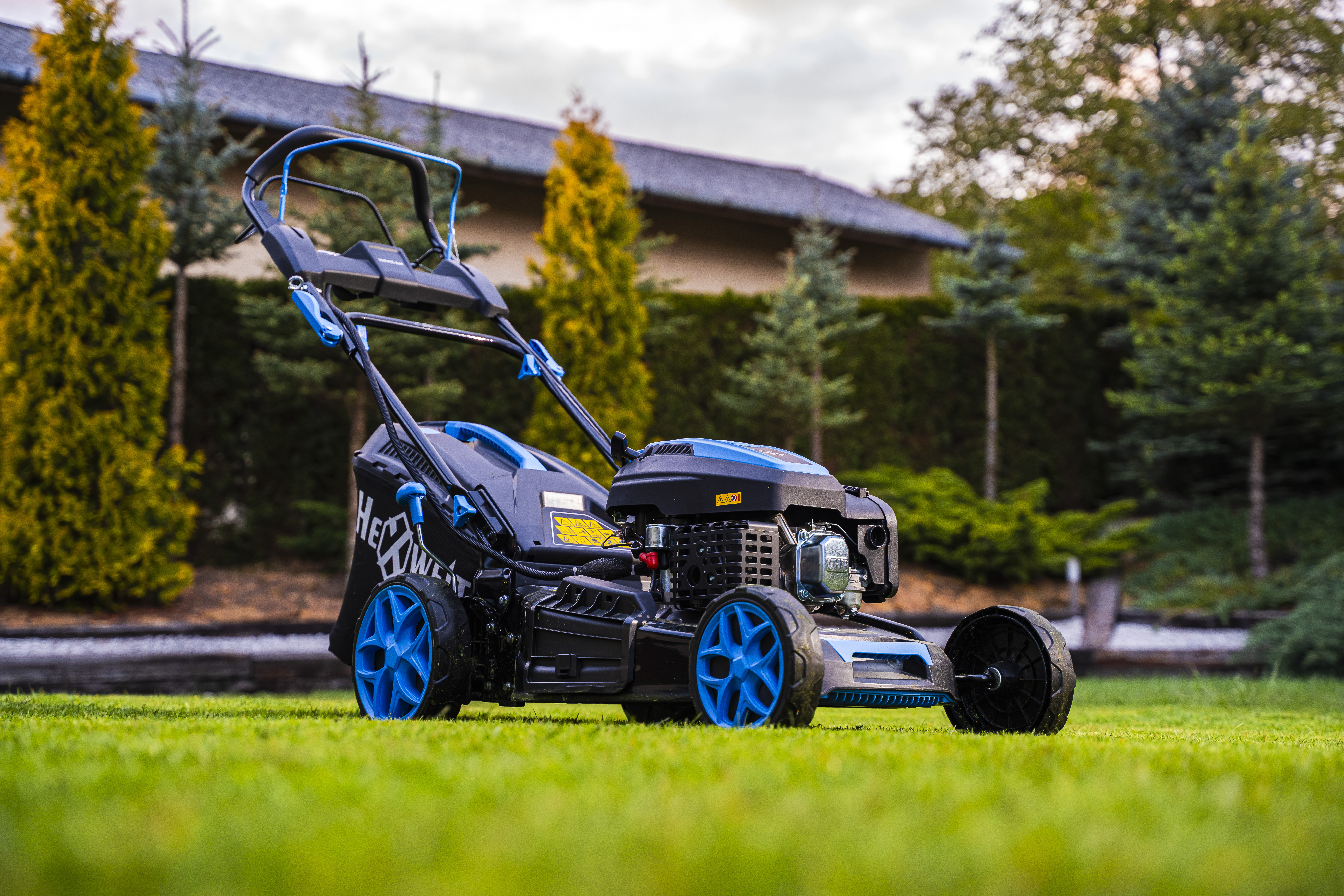 Bărbat cu mașina de tuns iarba Hexwelt