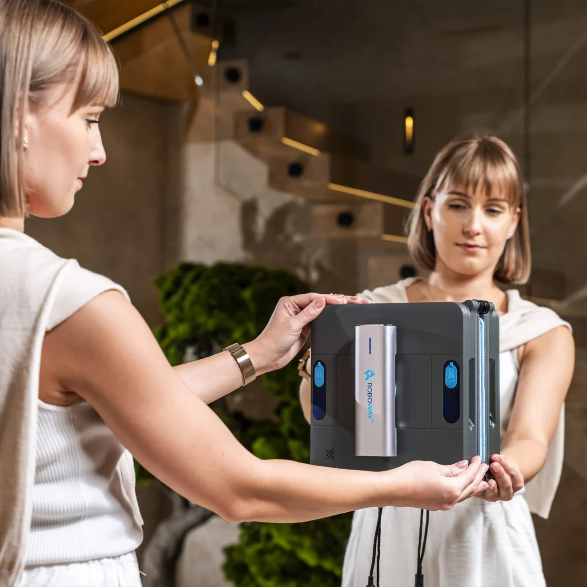 Robot de spălat geamuri ROBOWAY RW-5 PRO - imagine 2